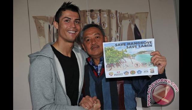 Ronaldo dan Tommy Winata Rangkulan