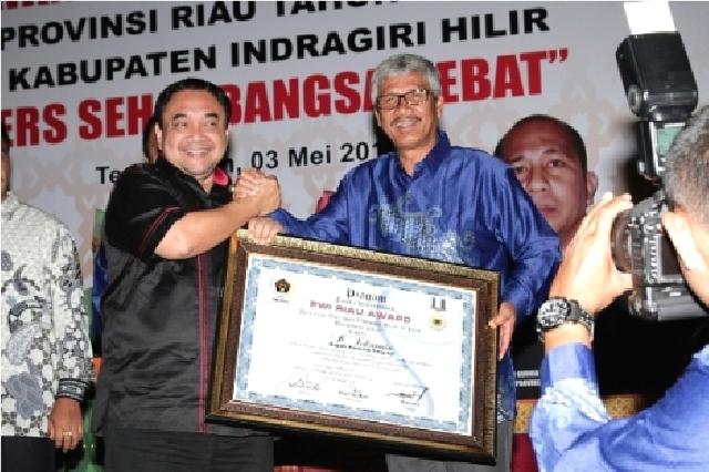  Selalu Berikan Hak Jawab, Sukarmis Terima Anugerah PWI Award