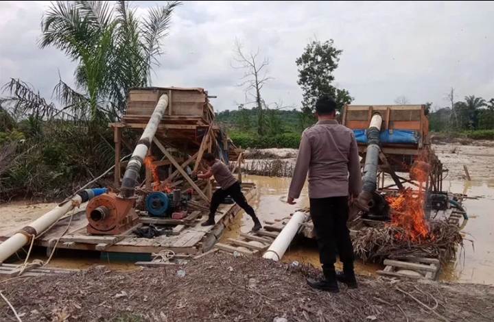 Rusak Lingkungan dan Illegal,Polisi Musnahkan Enam Rakit Dompeng di Desa Pantai