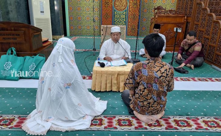 Dua Warga Pekanbaru Masuk Islam Di Masjid Agung An Nur