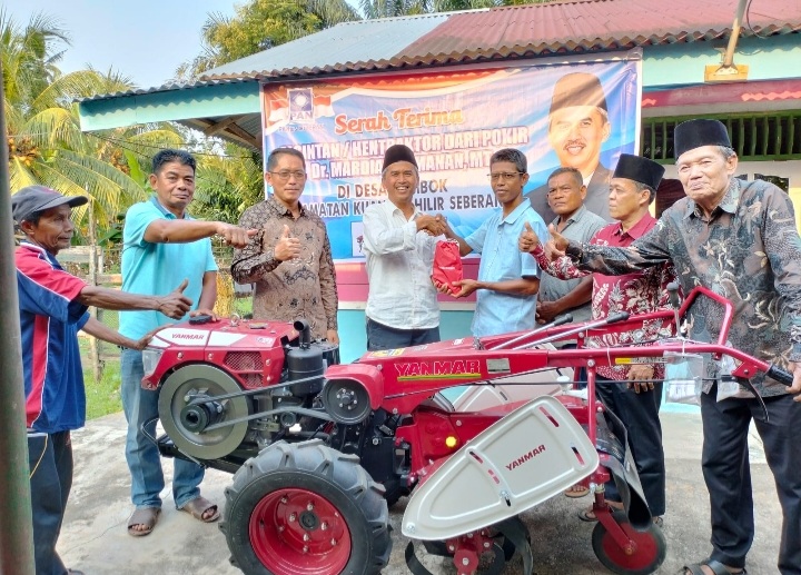 Mardianto Manan Salurkan Handtraktor Untuk Petani Desa Lumbok