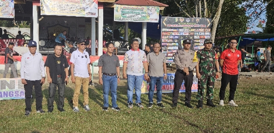 Wabup Mukhlisin Bantu Panpel Turnamen Sepakbola Muara Langsat Cup XIII Rp 20 Juta
