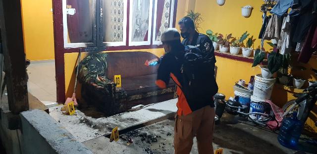 Dilempar Bom Molotov, Rumah Warga Di Kelurahan Pasar Taluk Nyaris Ludes Terbakar