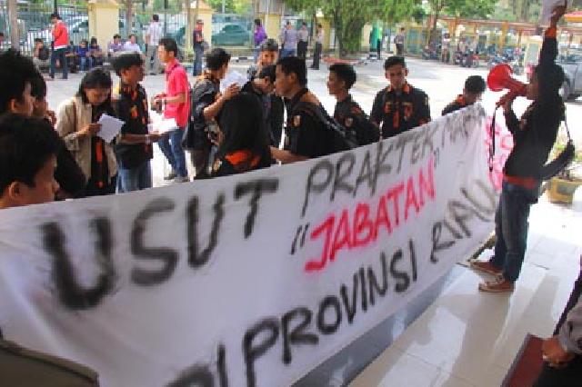 Pendemo Tuding BKD Riau Sarang Jual-beli Jabatan