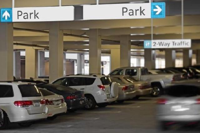 Ini Alasan Kenapa Parkir Mobil Harus Mundur