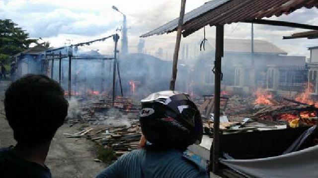 Gara-gara Bakar Sampah, Belasan Kios Arifin Achmad Terbakar
