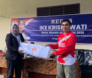Saat Reses, Anggota DPRD Kuansing Ike Krisnawati Juga Bantu Kain Kafan Untuk Desa