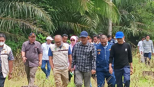 Sukarmis dan Komisi IV DPRD Riau Tinjau Rencana  Jembatan Baru Sungai Kuantan
