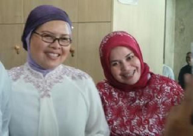 Bawa Ketupat dan Opor, 2 Istri Rusli Zainal Tampak Kompak di Rutan KPK 