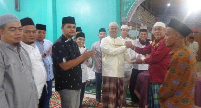 Safari Ramadhan di Pangean, Ketua DPRD Santuni Yatim Piatu dan Bantu Dana Untuk Mesjid Jamik