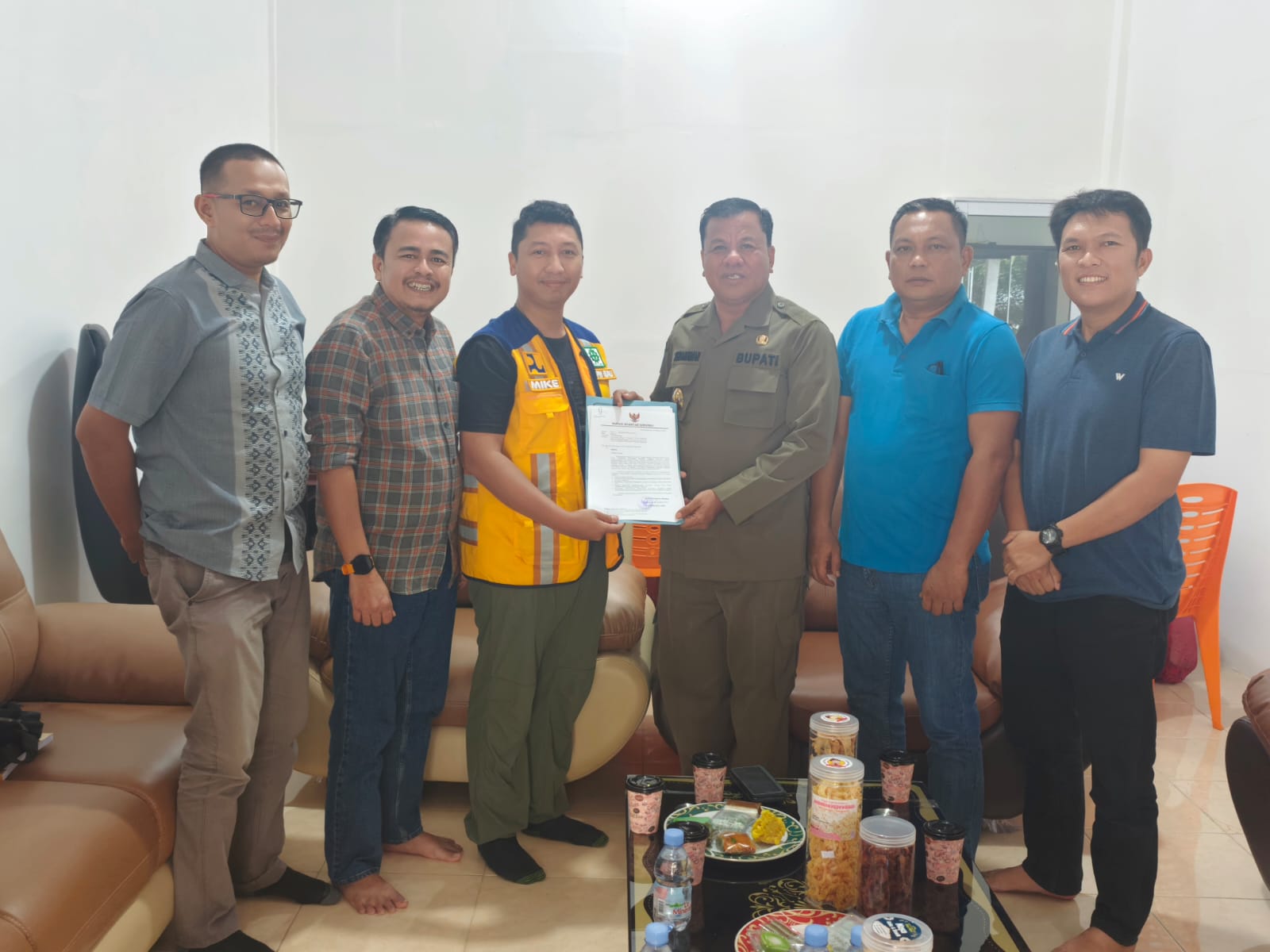 Bupati Serahkan Data Pendukung Pembangunan Kawasan Wisata Pacu Jalur Narosa Pada Tim PU