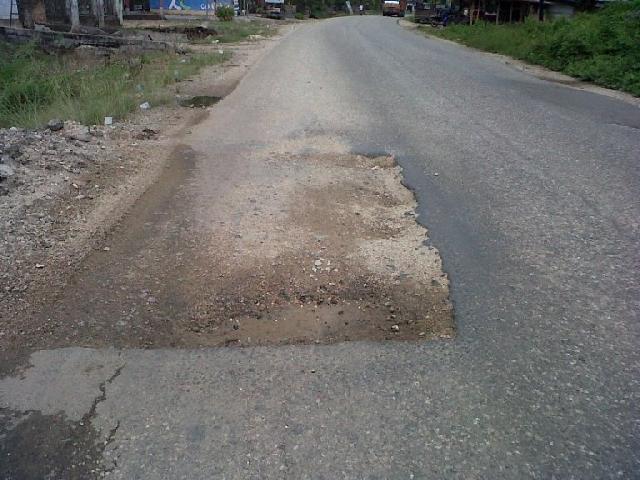 Perbaikan Jalan Provinsi Banyak Terbengkalai