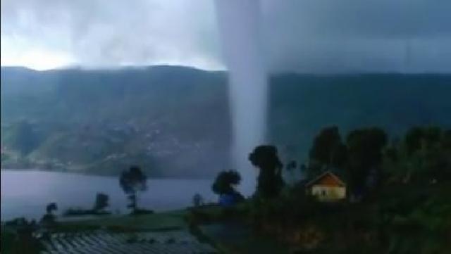 'Tornado' di Danau Dibawah Sumbar Rusak 2 Rumah