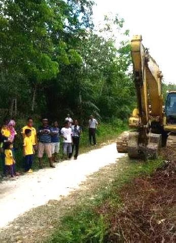 Indra Putra Bantu Land Clearing Kebun Masyarakat Kelurahan Beringin Jaya