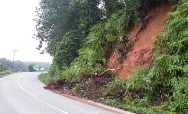 Satu Titik Rawan Longsor Ancam Jalan Teluk Kuantan-Kiliran Jao, Alat Berat Standby di Lokasi