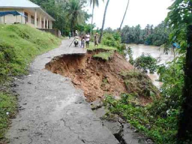 Jalan Longsor, MDA di Desa Koto Kombu Terancam Amblas ke Sungai Kuantan