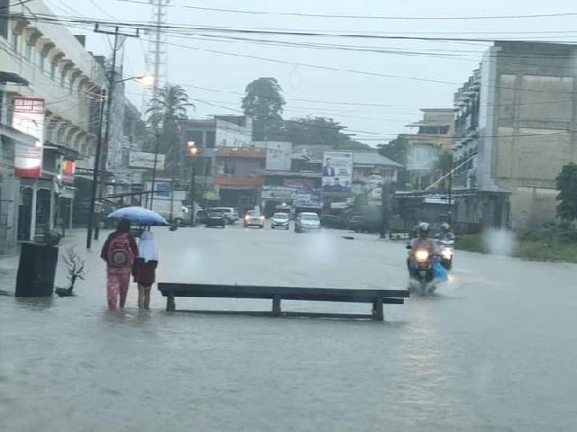 Hujan, Jalan Dikompleks Bisnis Kota Teluk Kuantan Kembali Banjir
