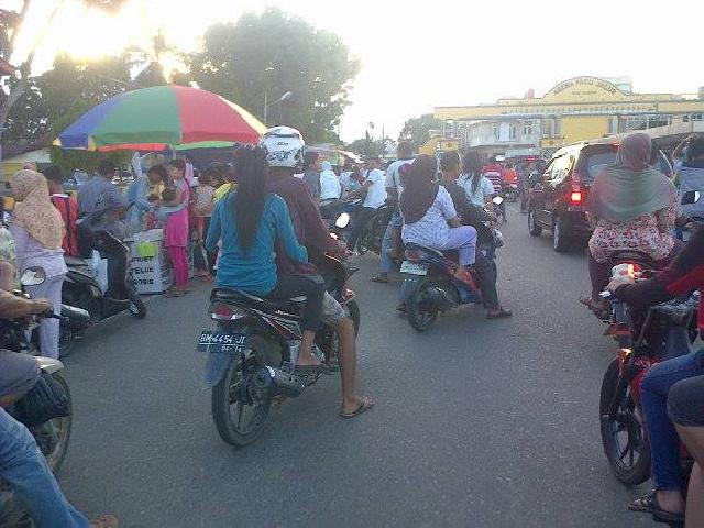  Warga Serbu Pasar Ramadhan di Taman Jalur, Jalan Ahmad Yani Macet Akibat Ngabuburit