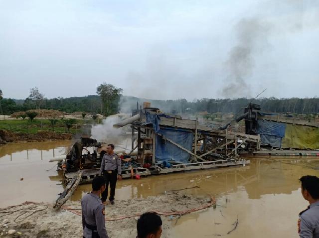 9 Unit Rakit Dompeng di Desa Teberau Panjang Gunung Toar Dihancurkan Polisi
