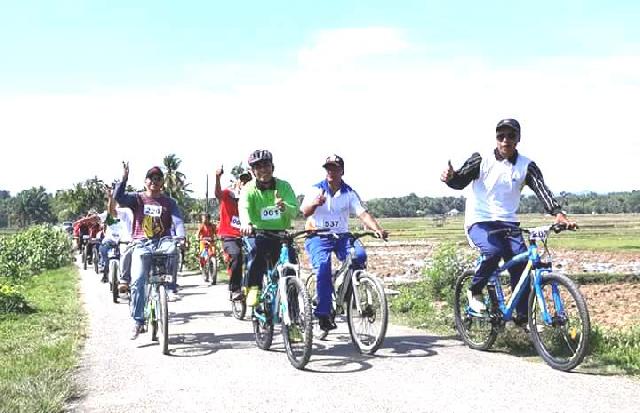 Sambil Bersepeda Bersama Warga, Bupati Lihat Kondisi Masyarakat di Desa