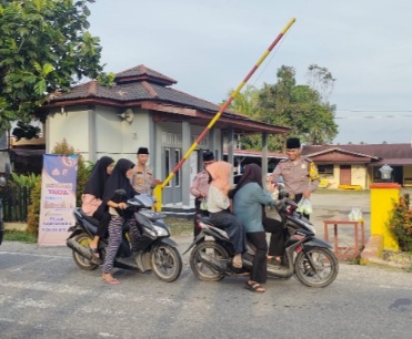 DIsangka Razia dan Siap Kabur, Padahal Anggota Polsek Kuantan Mudik Sedang  Bagi Takjil
