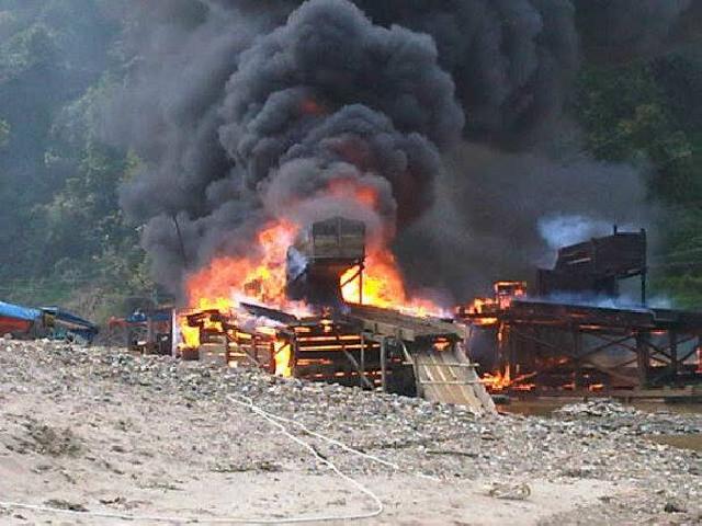 25 Kapal Dompeng di Hulu Kuantan Dimusnahkan  Tim Operasi PETI Sak 2014