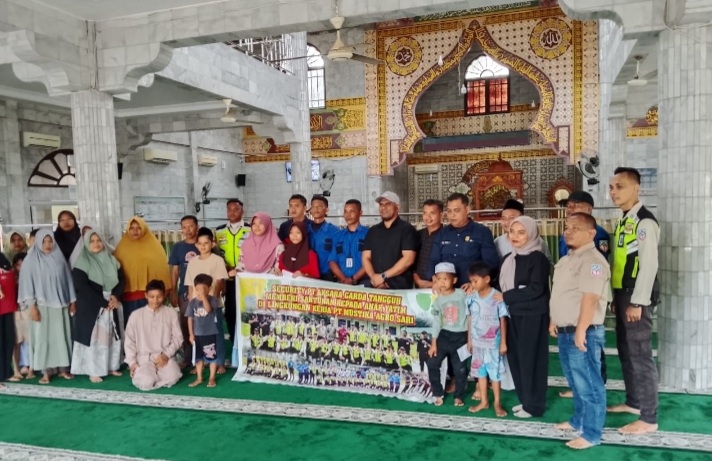 Berbagi Berkah, Security PT Mustika Agro Sarimas Salurkan Santunan Untuk Yatim Piatu