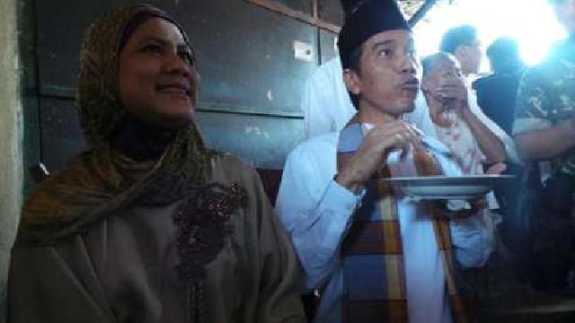 Usai 'Salam Tempel', Jokowi Makan Opor Ayam Bersama Warga Tanah Tinggi 
