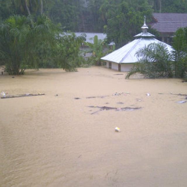 Selain Jalan Putus, Banjir Sempat Rendam Rumah dan Musholla di Koto Peraku Cerenti