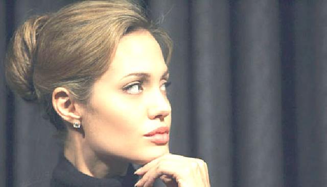 Angelina Jolie Diperkirakan Meninggal 3 Tahun Lagi?