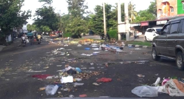 Sebelum Pindah, Sampah Pasar Rabu Beserakan Dijalan Buat Kondisi Tidak Nyaman