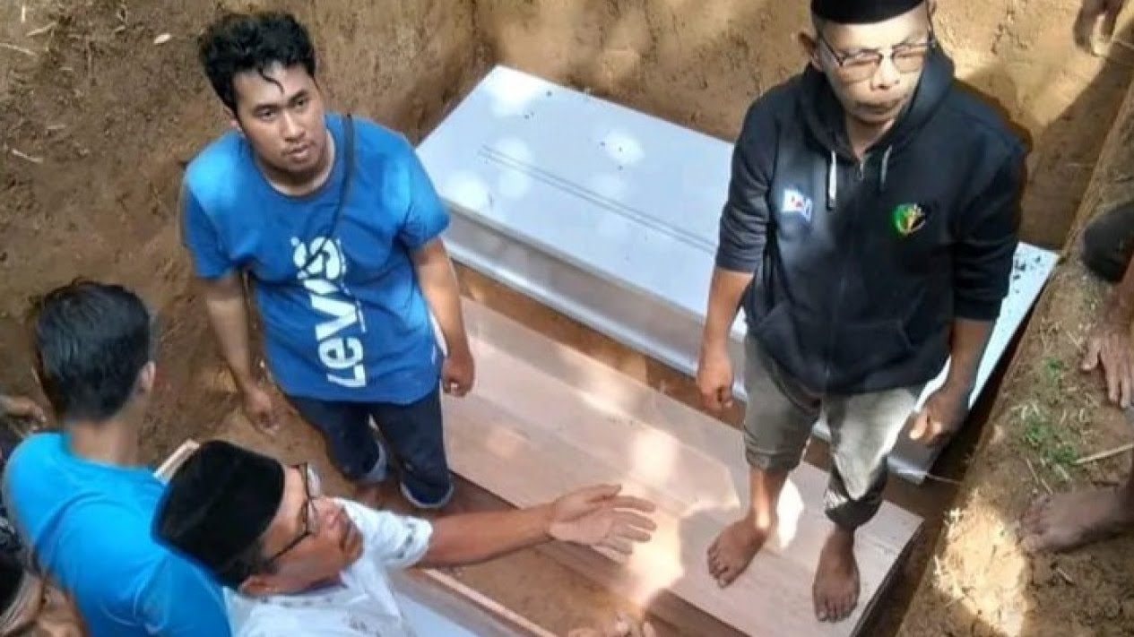 Ketiga Jenazah Korban Lakalantas di Kubang Raya Dimakamkan Dalam Satu Liang Lahat di Kampung Halaman