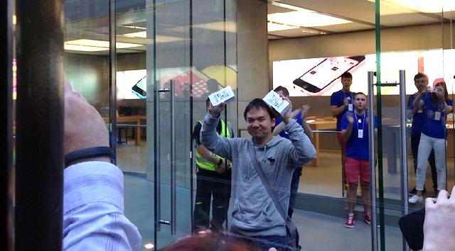 Pembeli iPhone 5S Pertama di Dunia Orang Indonesia Lhe !