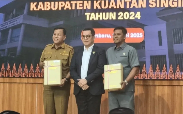 Terima Hasil Audit Tahun 2024 dari BPK, DPRD Kuansing Minta Pengelolaan  Keuangan Tambah Baik