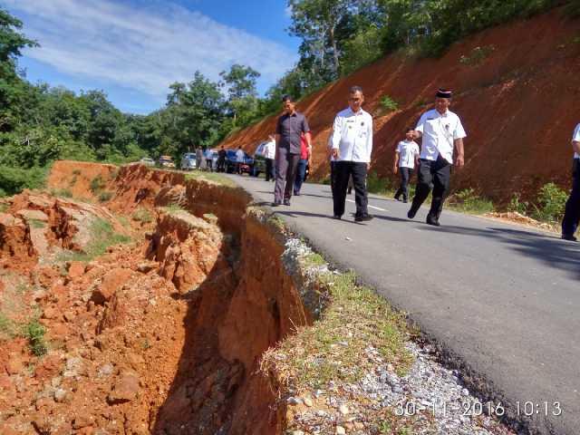 Tinjau Jalan Longsor di Pulau Kedundung, Bupati Minta BMSDA Lakukan Normalisasi Sungai