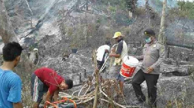 Usai Upacara HUT RI, Polisi Langsung Terjun Padamkan Karlahut di Areal Hutan Lindung Bukit Betabuh