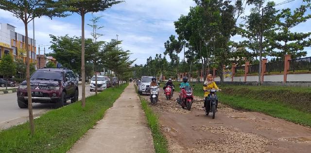 Pengunjung dan Pedagang Keluhkan Jalan Rusak Depan Pasar Modern 