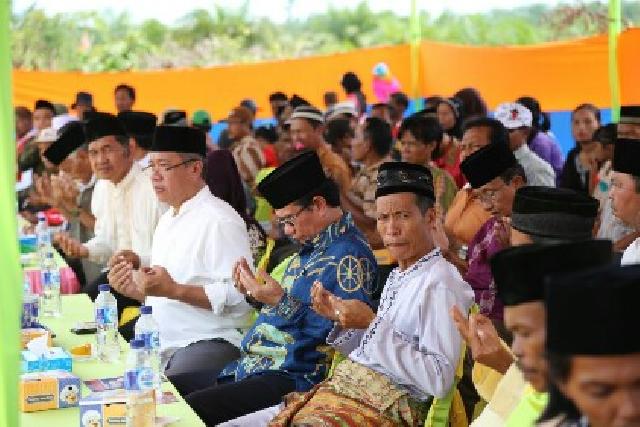 Mambang Mit Hadiri Halal bi Halal Warga Talang Pring, Inhu