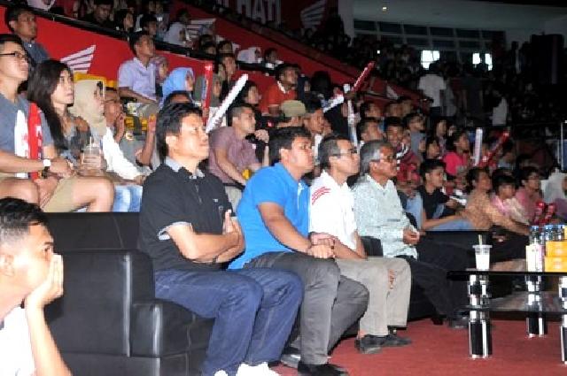 Sukarmis dan Mursini Beri Support Tim Basket Putri SMA 1 Rebut Juara Hondal DBL Riau Series 2015