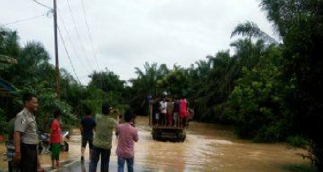 Air Masih Genangi Jalan Nasional di Tanjung Pauh, Pengendara Disarankan Lewat Jalur ALternatif