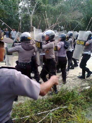 LSM AIPI dan Warga Sungai Buluh Bentrok dengan Polisi Saat Blokir Jalan