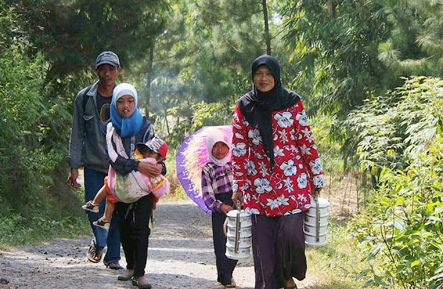 Tradisi  Membawa Rantang Dihari Lebaran di Kuansing, Potret Kebersamaan Yang Dirindukan