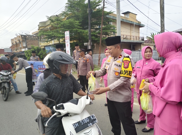 Berkah Ramadhan, Pengendara Terima Takjil Gratis dari Kapolres Kuansing