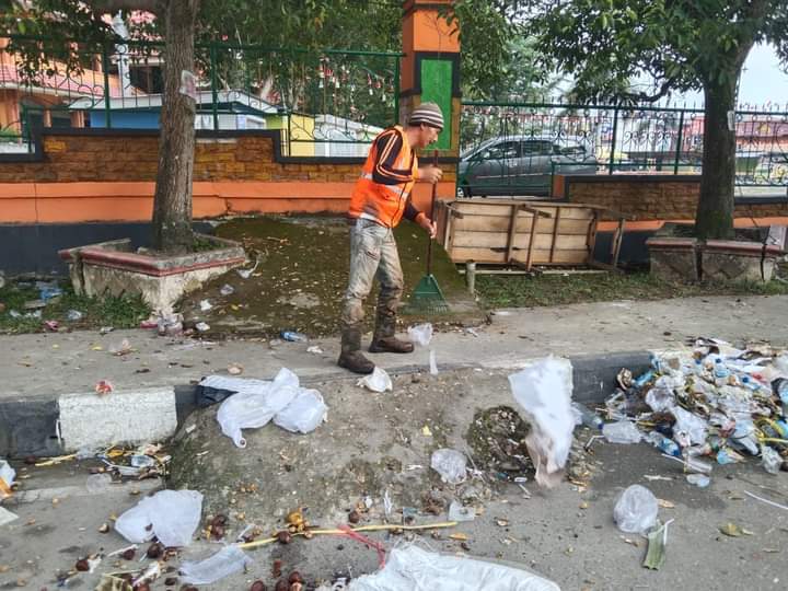 Pasca Pacu Jalur Banyak Sampah Berserakan, Petugas Berjibaku di Lapangan Membersihkan