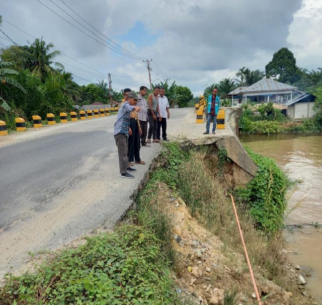 Turap Jembatan dan Badan Jalan Amblas di Inhu, BWS dan PUPR Riau Diminta Perbaiki