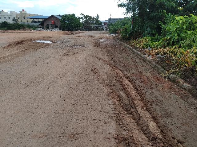 Pemkab Tidak Tegas Atasi Truk Masuk Kota, Jalan Kaharudin Nasution Teluk Kuantan Rusak