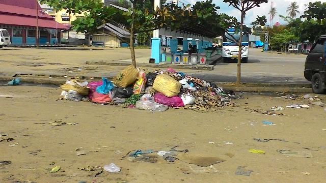Sampah Menggunung di Sekitar Terminal dan Jalan Tobek Panjang