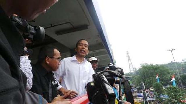Warga Datangi Rumah Jokowi Meski Ada Tulisan 