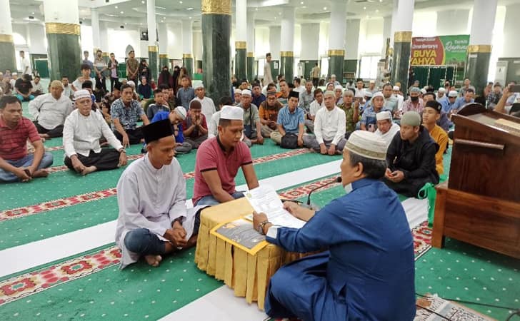 Dua Pemuda Asal Sumut Bersyahadat di Masjid Agung An Nur Pekanbaru