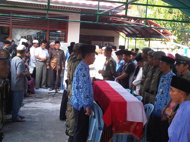  Dilepas Bupati ke Pemakaman Peti Jenazah Ahmad Ramli Dibalut Bendera Merah Putih